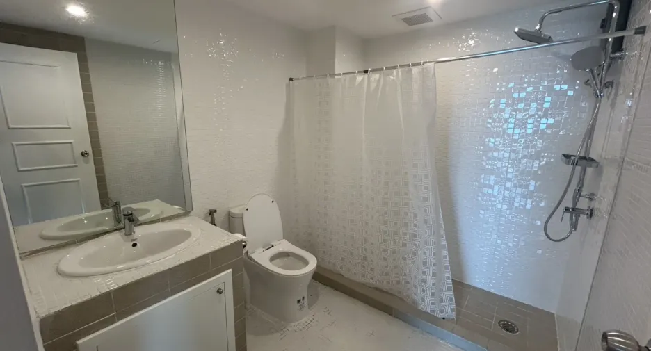 For rent 2 bedrooms condo in Yan Nawa, Bangkok