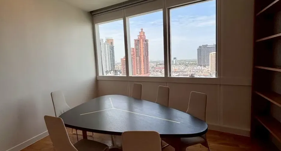 For rent 3 bedrooms condo in Khlong Toei, Bangkok