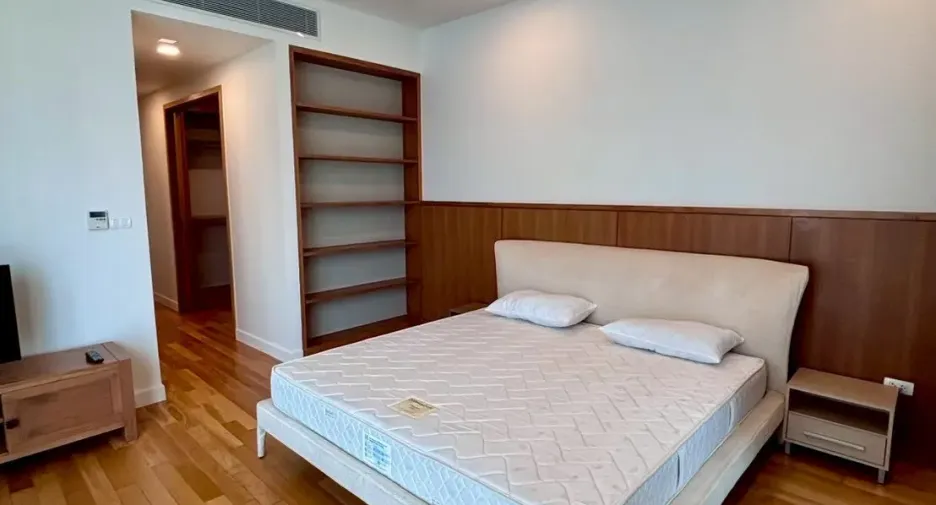 For rent 3 bedrooms condo in Khlong Toei, Bangkok
