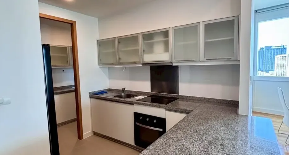 For rent 3 bedrooms condo in Khlong Toei, Bangkok