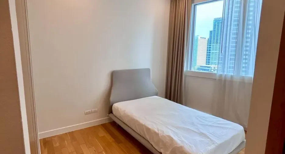 For rent 3 bedrooms condo in Khlong Toei, Bangkok