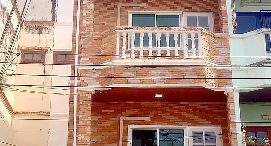 For rent 4 bedrooms townhouse in Bang Kapi, Bangkok
