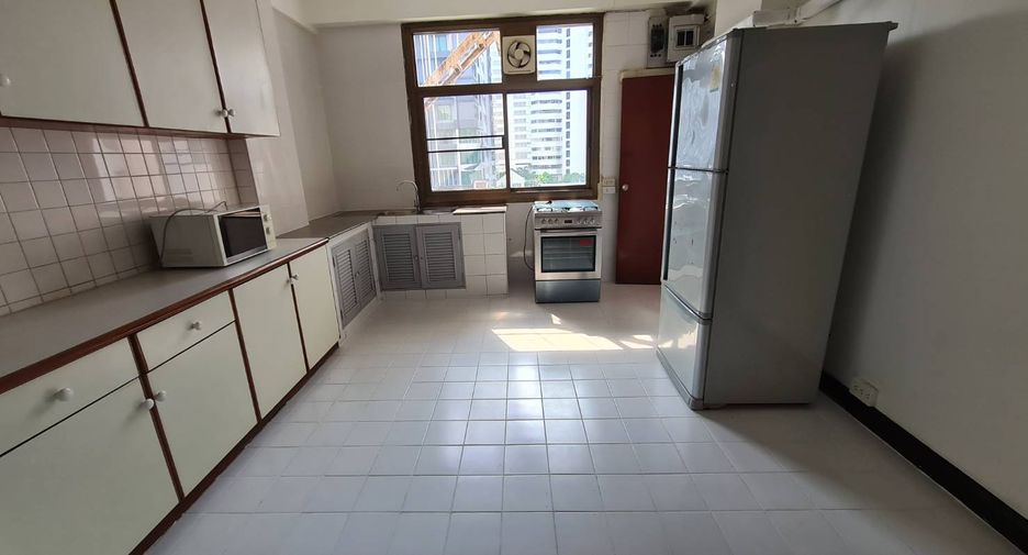 For rent 3 bedrooms condo in Watthana, Bangkok