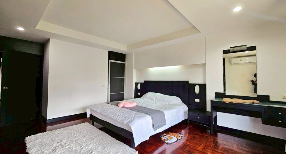 For rent 3 bedrooms condo in Watthana, Bangkok