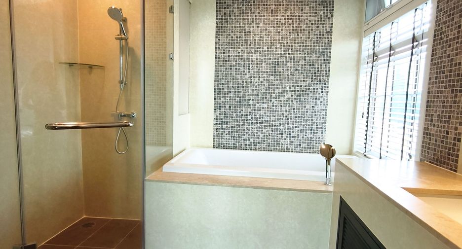 For sale 3 bedrooms condo in Khlong Toei, Bangkok