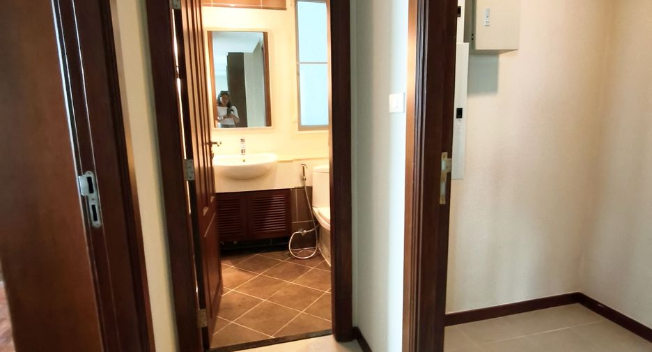For sale 3 bedrooms condo in Khlong Toei, Bangkok