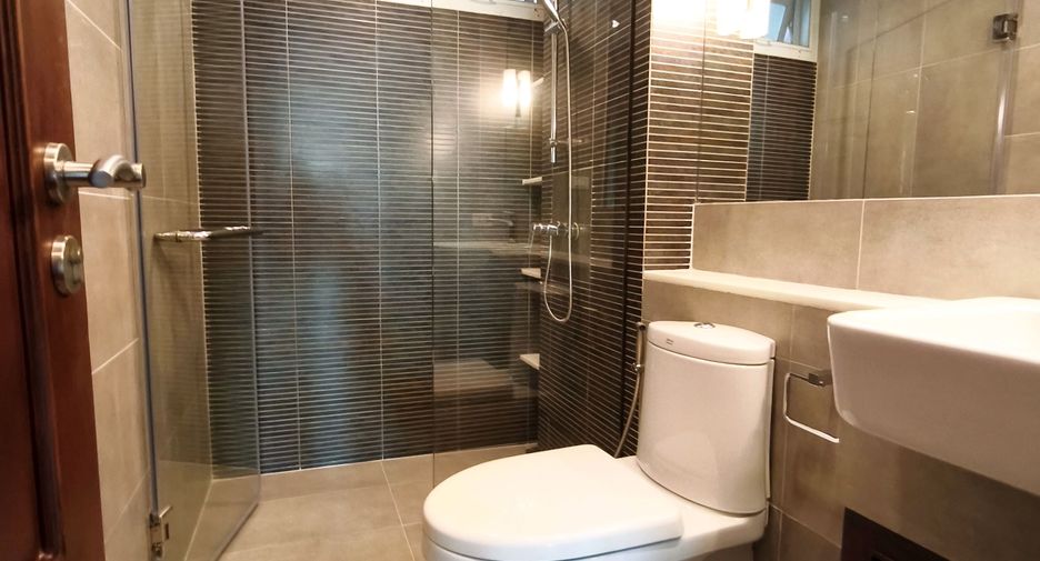 For sale 3 bedrooms condo in Khlong Toei, Bangkok