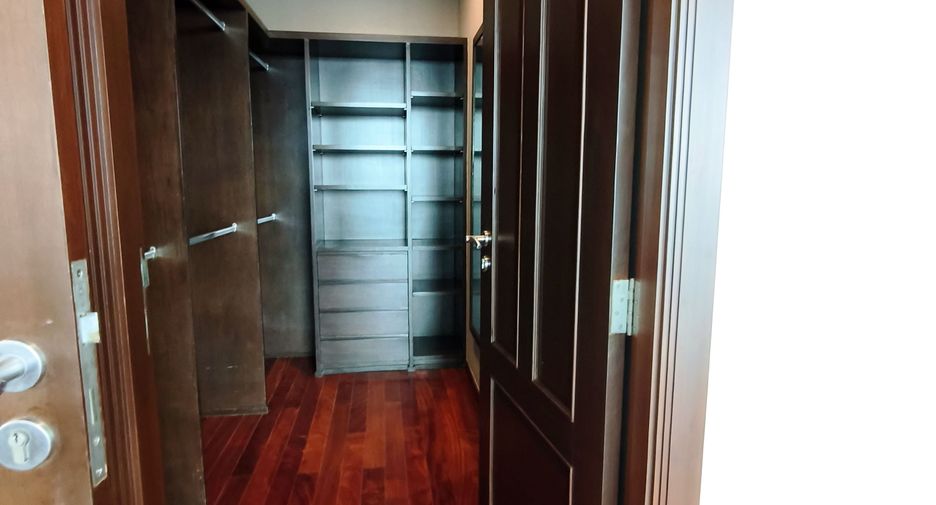 For sale 3 bedrooms condo in Khlong Toei, Bangkok
