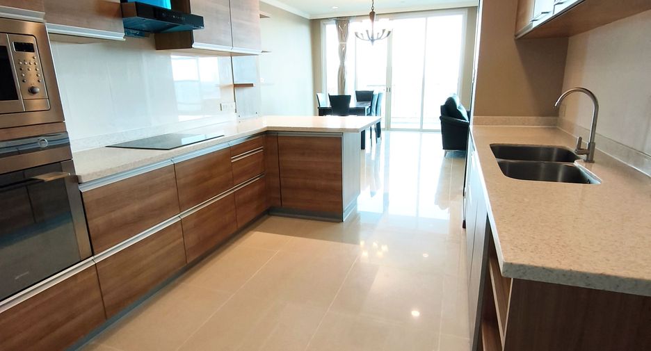For sale 3 bedrooms condo in Khlong Toei, Bangkok