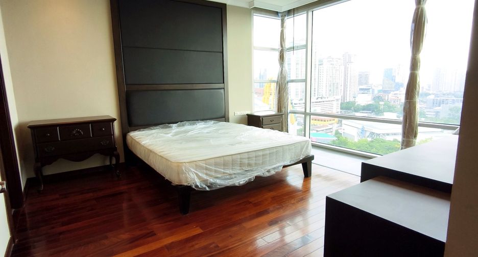For sale 3 bedrooms condo in Khlong Toei, Bangkok