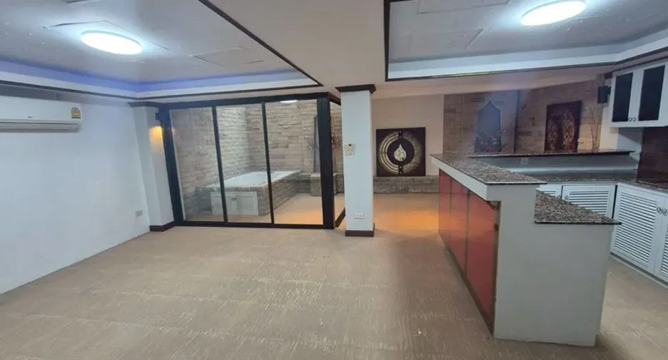 For sale 8 bedrooms townhouse in Pratumnak, Pattaya