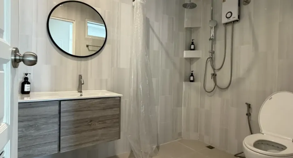 For rent 5 bedrooms townhouse in Khlong Toei, Bangkok