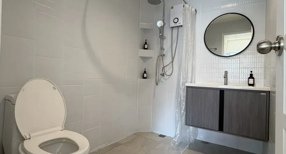 For rent 5 bedrooms townhouse in Khlong Toei, Bangkok