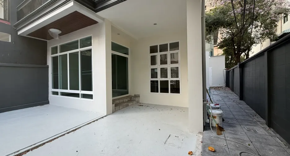 For rent 5 bedrooms townhouse in Khlong Toei, Bangkok