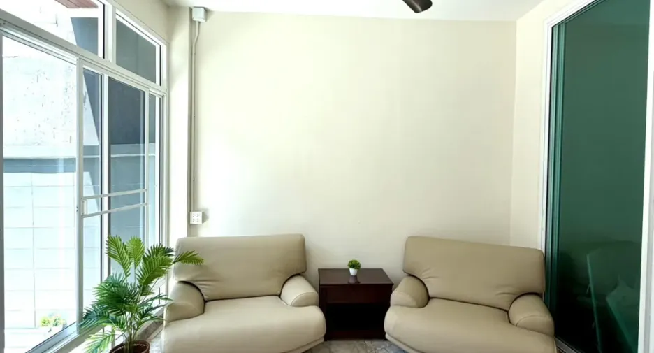 For rent 5 bedrooms townhouse in Khlong Toei, Bangkok