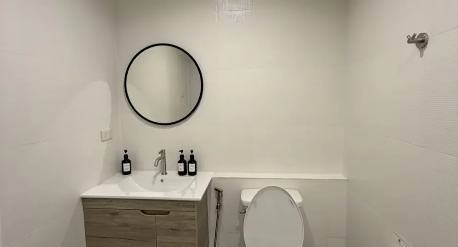 For rent 5 bedrooms townhouse in Khlong Toei, Bangkok