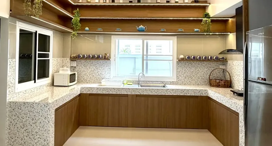 For rent 5 bedrooms townhouse in Khlong Toei, Bangkok