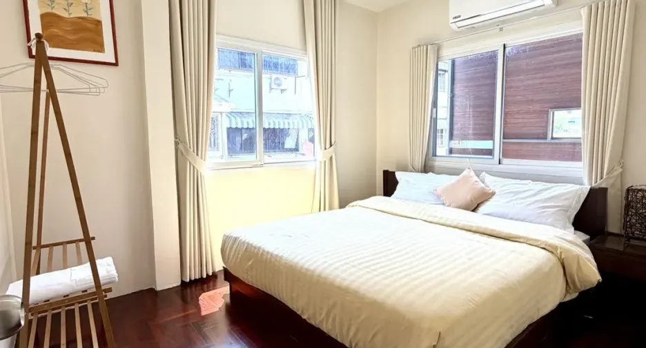For rent 5 bedrooms townhouse in Khlong Toei, Bangkok