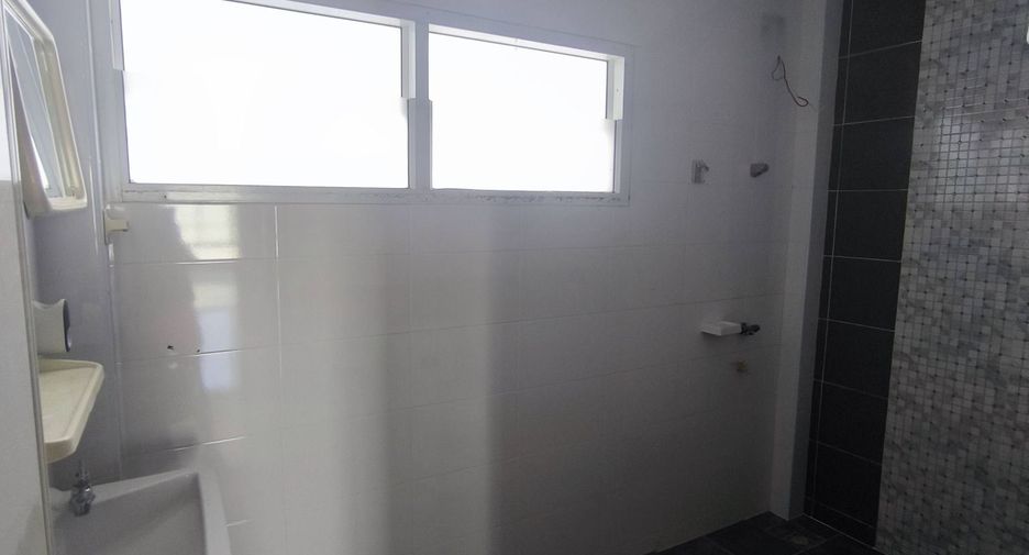 For sale 4 bedrooms townhouse in Bang Phli, Samut Prakan