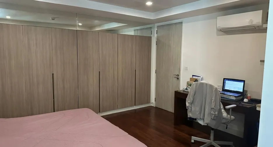 For sale 3 bedrooms condo in Khlong Toei, Bangkok