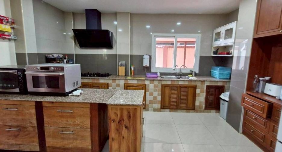 Casa en venta y en alquiler de 4 habitaciones en East Pattaya, Pattaya