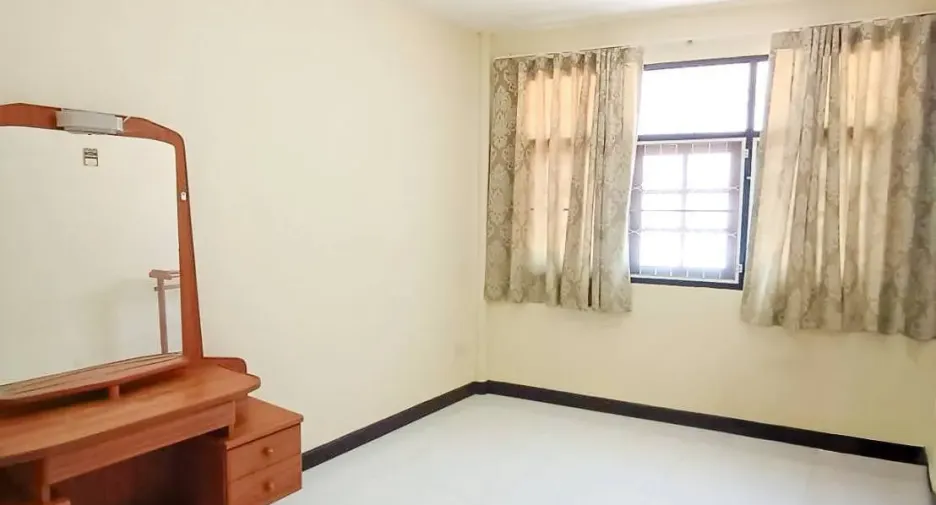 For sale 3 bedrooms townhouse in Bang Phlat, Bangkok