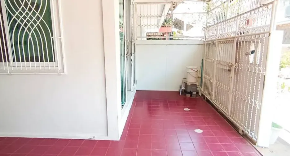 For sale 3 bedrooms townhouse in Bang Phlat, Bangkok