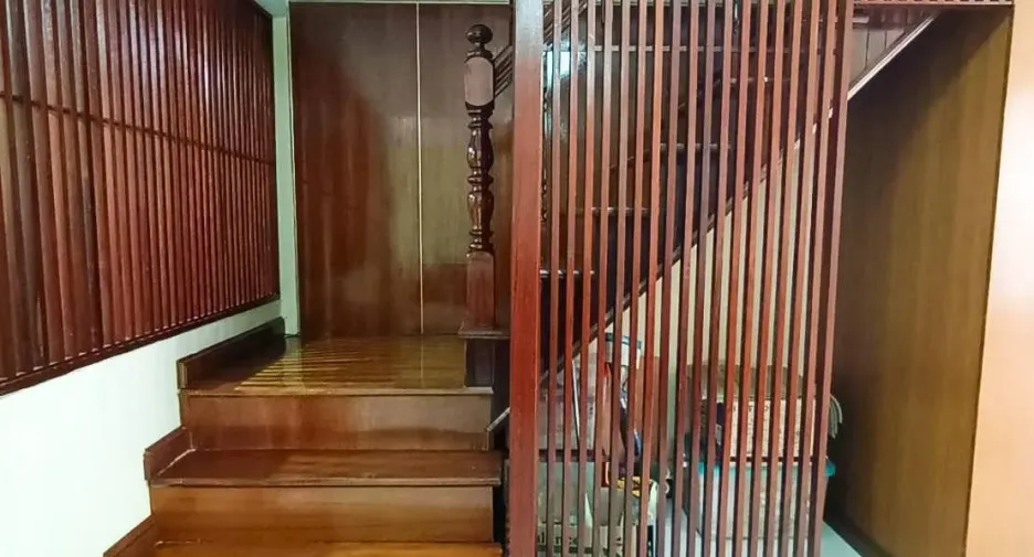 For sale 3 bedrooms townhouse in Bang Phlat, Bangkok