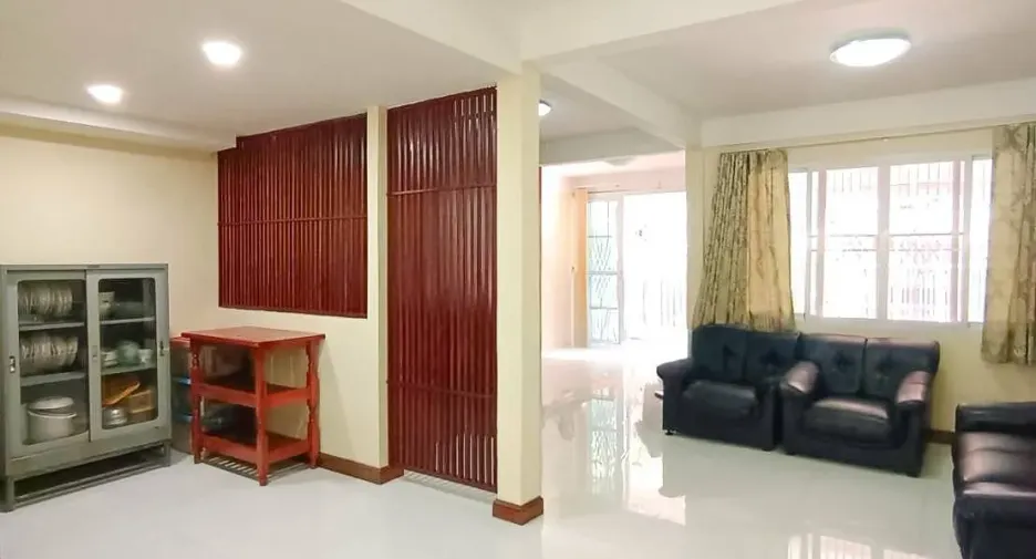 For sale 3 bedrooms townhouse in Bang Phlat, Bangkok
