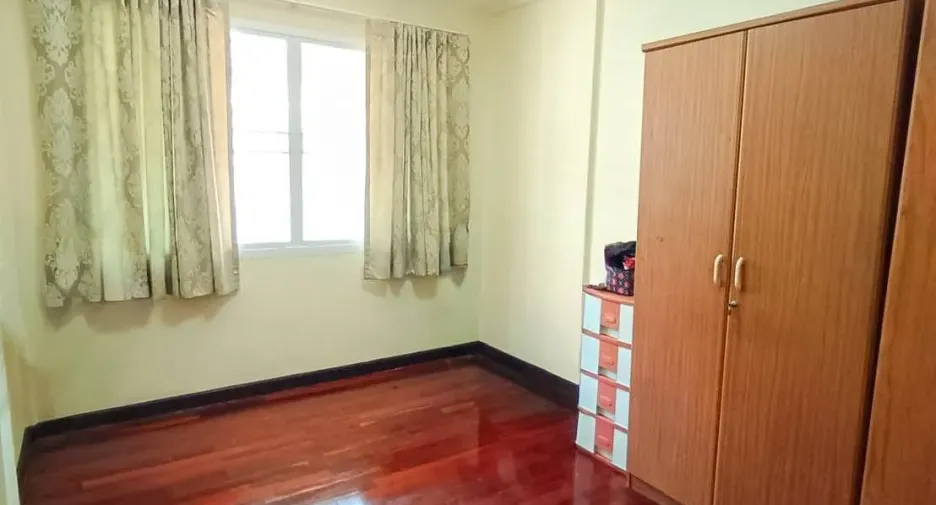 For sale 3 bedrooms townhouse in Bang Phlat, Bangkok