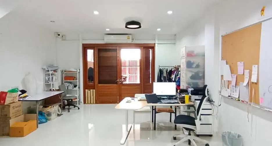 For sale 5 bedrooms townhouse in Bang Phlat, Bangkok