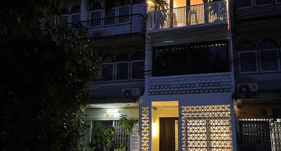For sale 2 bedrooms townhouse in Phra Khanong, Bangkok