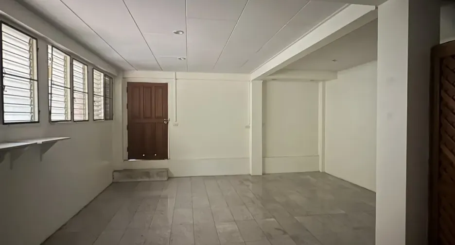 À vendre 4 chambres maison à Huai Khwang, Bangkok