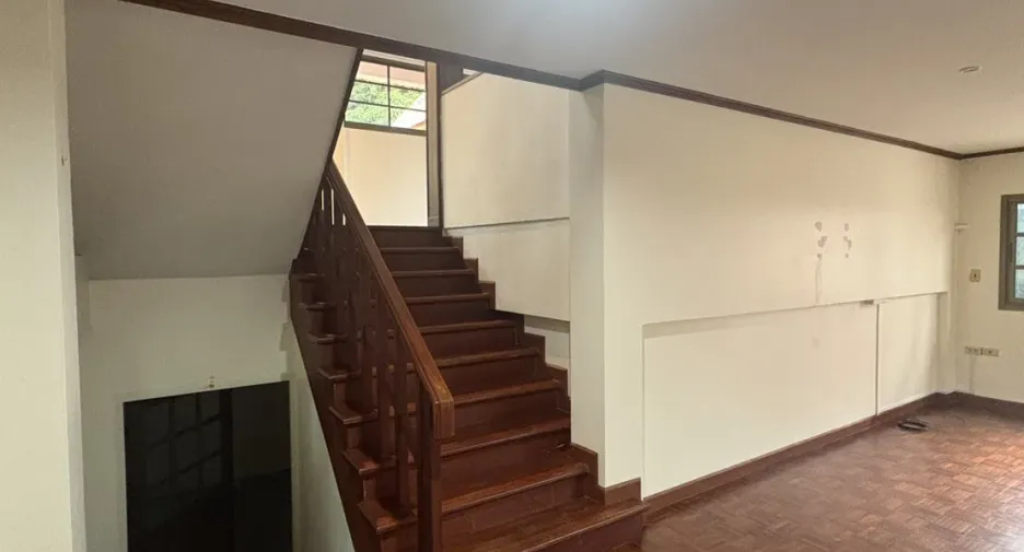 À vendre 4 chambres maison à Huai Khwang, Bangkok