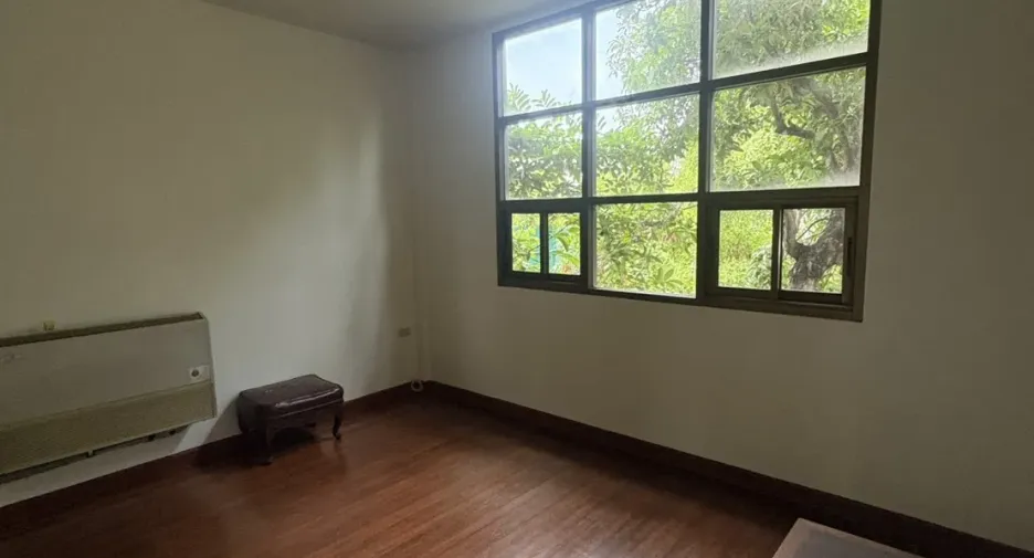 À vendre 4 chambres maison à Huai Khwang, Bangkok