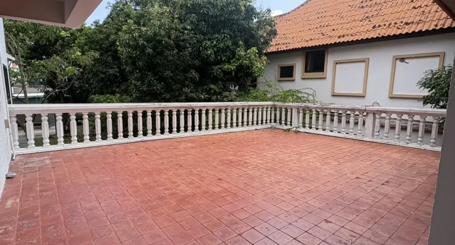 À vendre 4 chambres maison à Huai Khwang, Bangkok