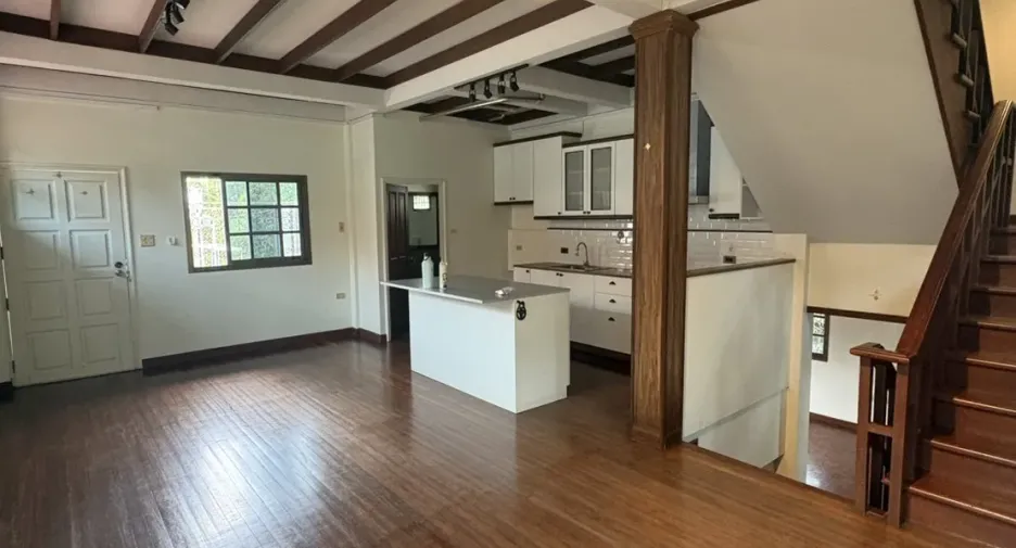 À vendre 4 chambres maison à Huai Khwang, Bangkok