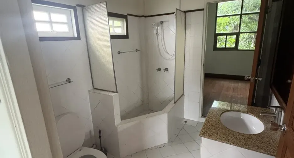 À vendre 4 chambres maison à Huai Khwang, Bangkok