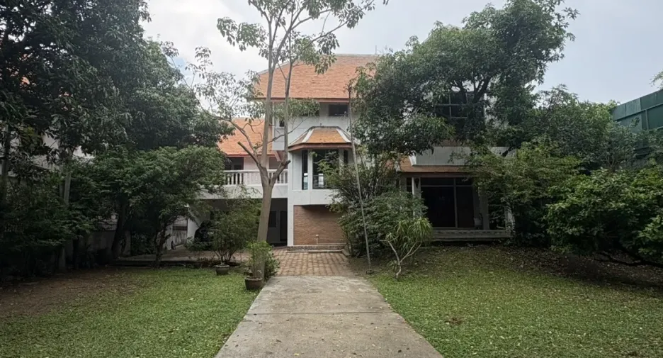 À vendre 4 chambres maison à Huai Khwang, Bangkok