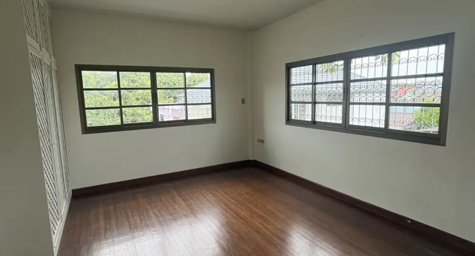 À vendre 4 chambres maison à Huai Khwang, Bangkok