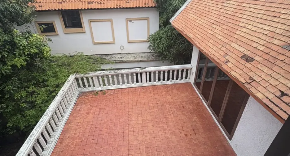 À vendre 4 chambres maison à Huai Khwang, Bangkok
