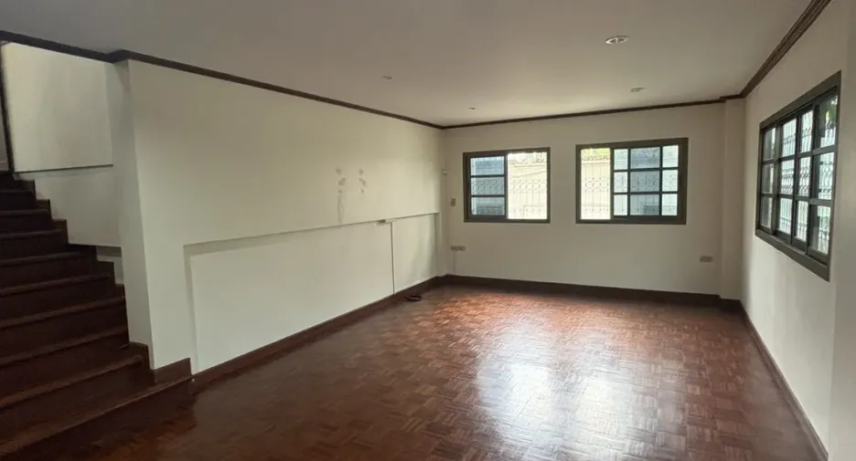 À vendre 4 chambres maison à Huai Khwang, Bangkok