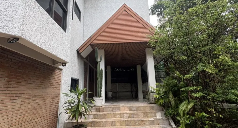 À vendre 4 chambres maison à Huai Khwang, Bangkok