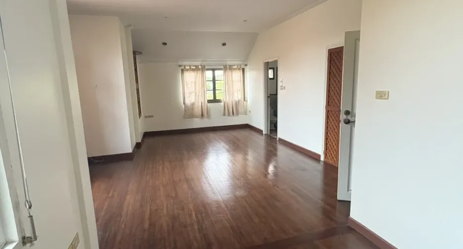 À vendre 4 chambres maison à Huai Khwang, Bangkok