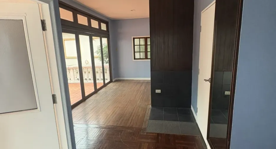 À vendre 4 chambres maison à Huai Khwang, Bangkok