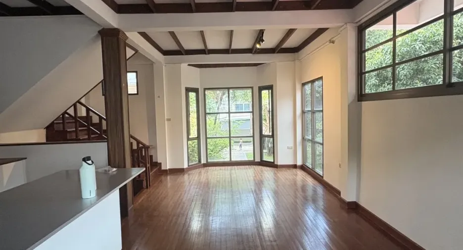 À vendre 4 chambres maison à Huai Khwang, Bangkok