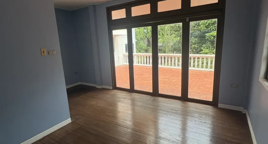 À vendre 4 chambres maison à Huai Khwang, Bangkok