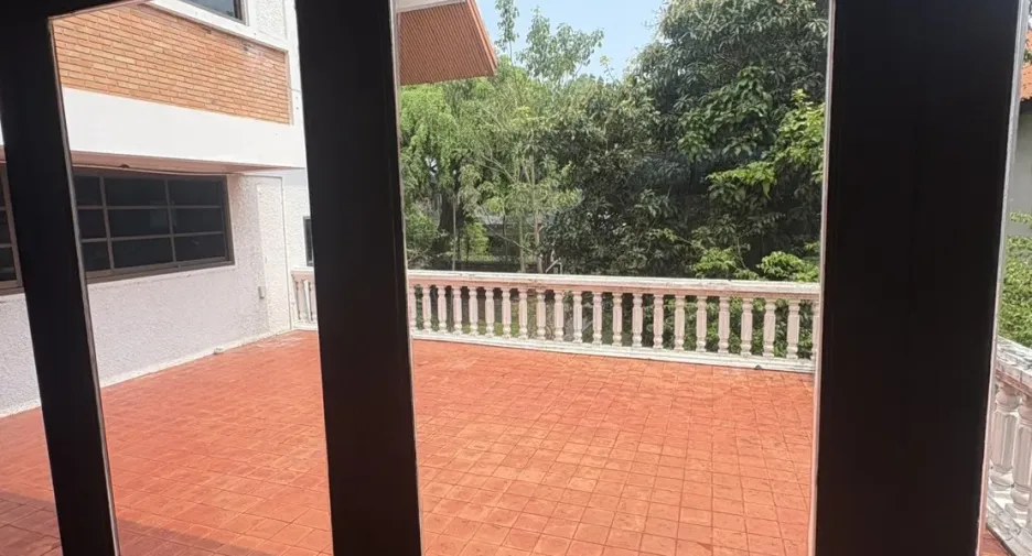 À vendre 4 chambres maison à Huai Khwang, Bangkok