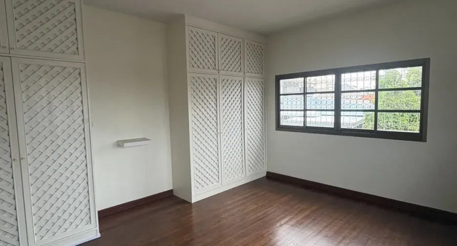 À vendre 4 chambres maison à Huai Khwang, Bangkok