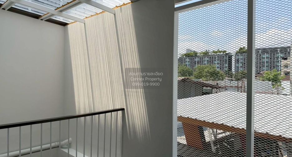 For sale 4 bedrooms townhouse in Phra Khanong, Bangkok